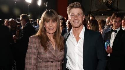 El nuevo y atrevido look de Robert Irwin hace que su madre lo compare con un personaje de 'Los Simpson'