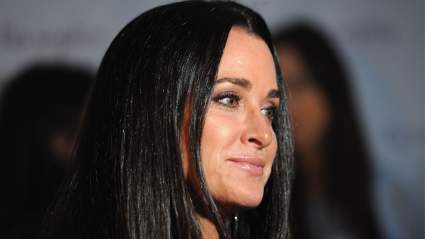 Kyle Richards rompe a llorar y aborda los continuos rumores matrimoniales en una admisión vulnerable