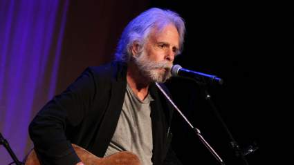 WWHL rinde homenaje a Bob Weir con una actuación televisiva poco común