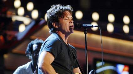 El ícono del rock de los 80 anuncia gira de verano y tocará canciones en vivo por primera vez en años.