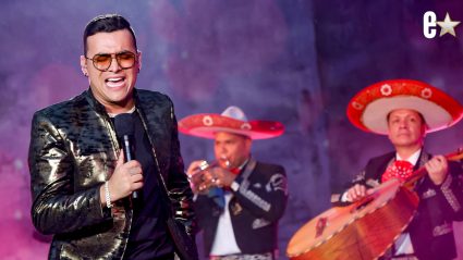 Una querida estrella de la música fallece en un trágico accidente aéreo y su familia está destrozada.