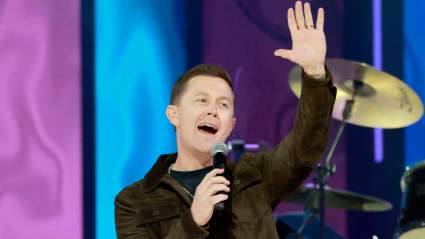 El ganador de "American Idol", Scotty McCreery, choca los cinco antes de su actuación en el Opry.