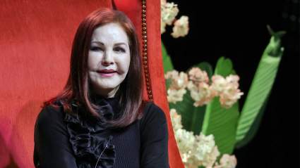 Priscilla Presley recuerda sus mejores recuerdos de Elvis y aclara los rumores sobre su cabello.