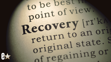 Un querido comediante comparte una actualización de salud dos meses después de una emergencia médica aterradora.