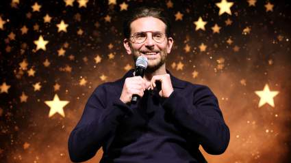 VIDEO: Bradley Cooper, de estudiante, le hace una pregunta a una estrella en una sesión de preguntas y respuestas, antes de ser famoso.