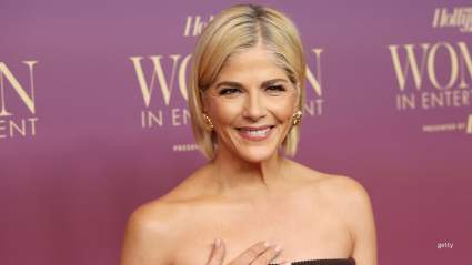 VIDEO: Selma Blair presume sus movimientos en la alfombra roja