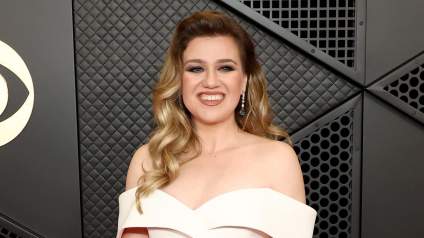 Kelly Clarkson habla sobre cómo están sus hijos meses después de una desgarradora pérdida familiar.