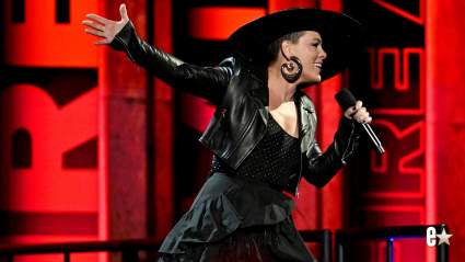 Pink agradece a sus fans tras celebrar un hito importante con su clásico video musical