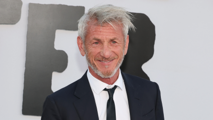 Sean Penn se toma de la mano con su novia en una rara salida pública [FOTOS]