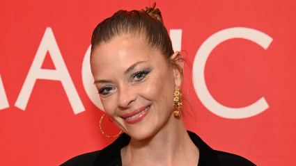 Jaime King celebra su nueva película mientras su esposo Austin Sosa inicia un nuevo capítulo al presentar la solicitud para poner fin a su matrimonio.