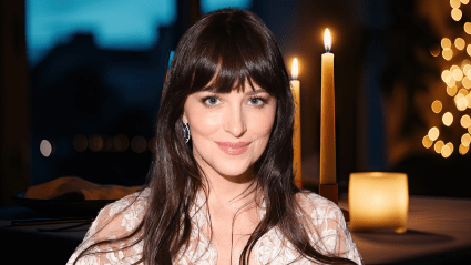 Dakota Johnson vista en una acogedora cena con su supuesto novio rapero de 28 años