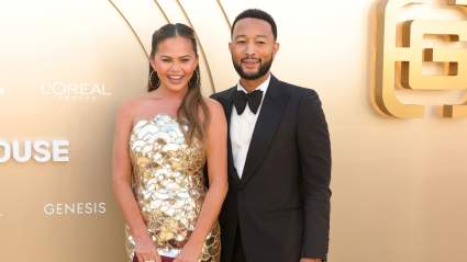 Chrissy Teigen y John Legend participan juntos en un paseo en toro mecánico