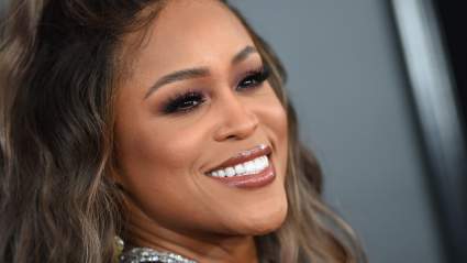 Eve muestra sus piernas perfectas con un vestido transparente