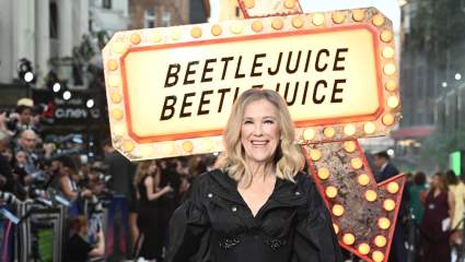 El elenco de 'Beetlejuice' rinde homenaje a Catherine O'Hara