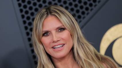 VER: Heidi Klum luce un vestido atrevido y único en los Premios Grammy 2026