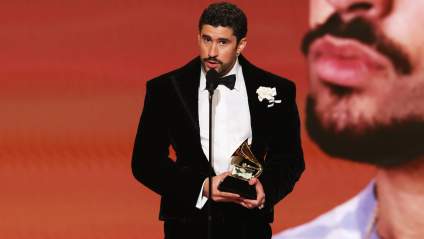 ¿Por qué algunos pensaron que Bad Bunny usó un chaleco antibalas en los Grammy?