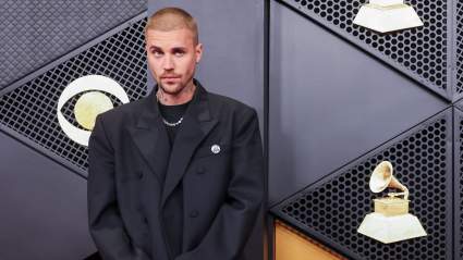 VIDEO: Justin Bieber se presenta en calcetines y pantalones cortos para su gran regreso a los Grammy