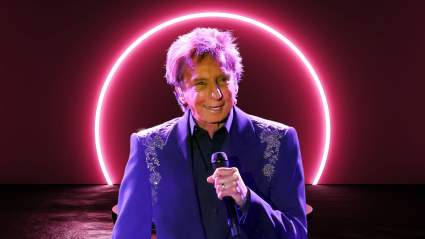 Barry Manilow pospone sus conciertos en Las Vegas mientras se recupera de una cirugía de cáncer.