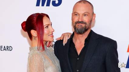 Sharna Burgess bromea diciendo que Brian Austin Green tiene "nadadores muy fuertes"