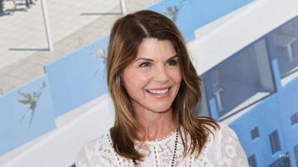 La estrella de Hallmark, Lori Loughlin, brilla en un evento benéfico repleto de estrellas