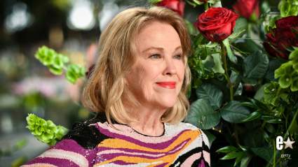El coprotagonista de Catherine O'Hara en 'Wyatt Earp' luce sombrío afuera de su casa tras su trágico fallecimiento.