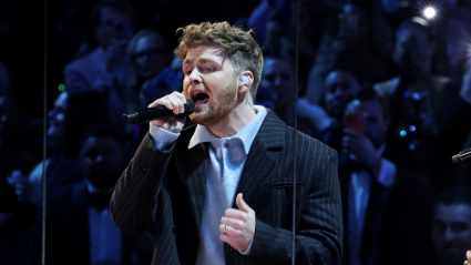 Alex Warren revela por qué su actuación en los Grammy salió mal [VIDEO]