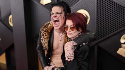MIRA: Yungblud lleva a Sharon Osbourne al escenario para aceptar el Grammy en un momento emotivo