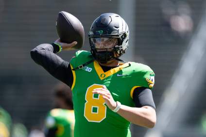 El mariscal de campo de Oregon, Dylan Raiola, se ha vuelto viral por las razones equivocadas.