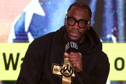 Deontay Wilder cuestiona el arbitraje tras su victoria por decisión dividida sobre Derek Chisora.