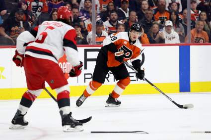 Los Carolina Hurricanes se aseguran el primer puesto en la Conferencia Este a pesar de la derrota en la tanda de penaltis contra los Philadelphia Flyers.