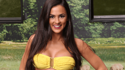 Una estrella de reality show se topa con su propio anuncio en plena naturaleza: "¡Esto es una locura!"