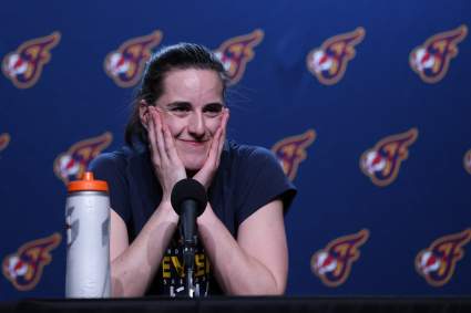 La WNBA anuncia el historial de Caitlin Clark tras el partido Fever-Valkyries.