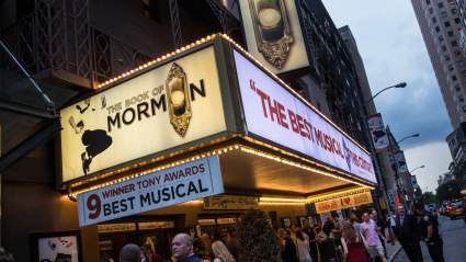 El musical 'El Libro de Mormón' cierra temporalmente sus puertas en Broadway tras un incendio devastador.