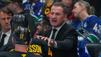 Los Canucks despiden al entrenador Adam Foote tras una temporada desastrosa.