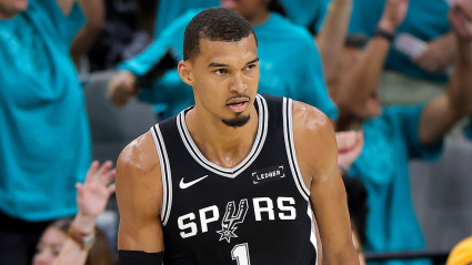 El partido de los Spurs da un giro inesperado después de que un aficionado se abalanzara sobre Victor Wembanyama.