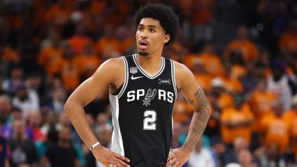 Mitch Johnson explica la polémica decisión sobre Dylan Harper en la derrota de los Spurs en el primer partido.
