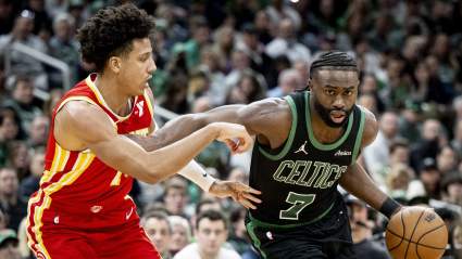 Los Hawks consiguen a Jaylen Brown en una sonada propuesta de intercambio entre tres equipos.