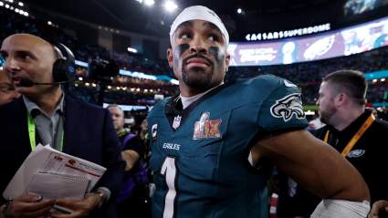 La madre de Jalen Hurts envía un mensaje críptico en medio de los rumores sobre la ruptura con AJ Brown.