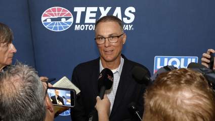 Kevin Harvick pone en duda el dominio de Tyler Reddick en la NASCAR mientras 23XI Racing realiza un movimiento importante.