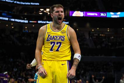 Los Lakers realizan una oferta de intercambio masiva para conseguir un pívot estrella de 217 millones de dólares junto a Luka Doncic.