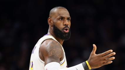 LeBron James recibe malas noticias antes de la agencia libre, mientras aumenta la incertidumbre en los Lakers.