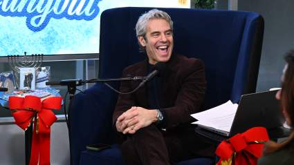 Andy Cohen desata rumores de romance tras ser fotografiado de la mano de un hombre misterioso en Nueva York.
