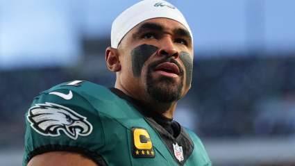 Un ex receptor de los Eagles envía un fuerte mensaje sobre Jalen Hurts tras el traspaso de AJ Brown.