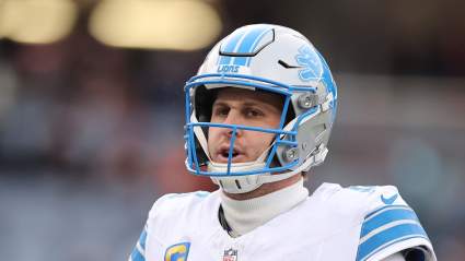 Jared Goff habla sobre el nuevo liniero ofensivo de los Lions durante los entrenamientos de pretemporada.