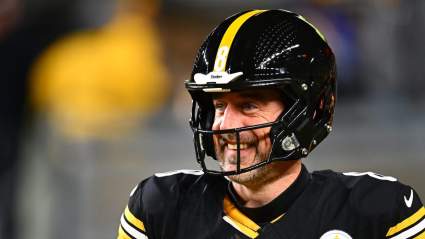 Un compañero de los Steelers reacciona al increíble touchdown de Aaron Rodgers en los entrenamientos voluntarios.