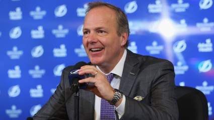 Jon Cooper reacciona tras ganar el premio Jack Adams.