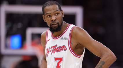 Kevin Durant, jugador de los Rockets, fue visto con una mujer misteriosa e intentó esconderse detrás de un arbusto.