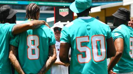 Los Miami Dolphins reciben malas noticias sobre su mariscal de campo titular de 8.2 millones de dólares durante el minicampamento.