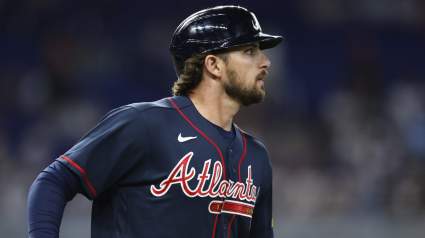Los fanáticos de los Braves piden que se siente en el banquillo a la estrella de 22 millones de dólares que está teniendo un mal desempeño tras la derrota ante los Blue Jays.