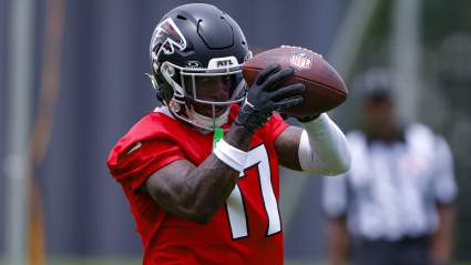 Zachariah Branch, de los Falcons, recibe información legal actualizada antes del campamento de entrenamiento de la NFL.